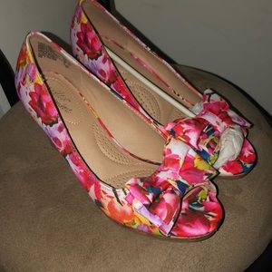 Floral wedge heels